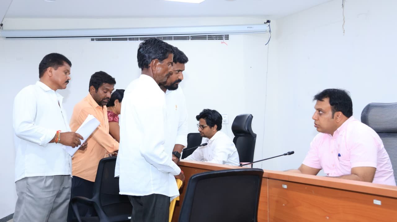 ప్ర‌జావాణి అర్జీలపై ప్రత్యేక దృష్టి సారించాలి   జిల్లా క‌లెక్ట‌ర్ సందీప్ కుమార్ ఝా 